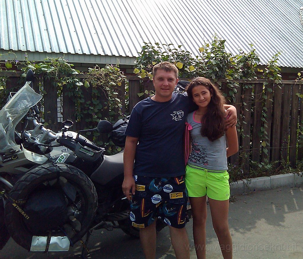 2012-08-01 10.43.37.jpg - Ho parcheggiato davanti a qusta casa e i ragazzi mi hanno offerto the e biscotti1